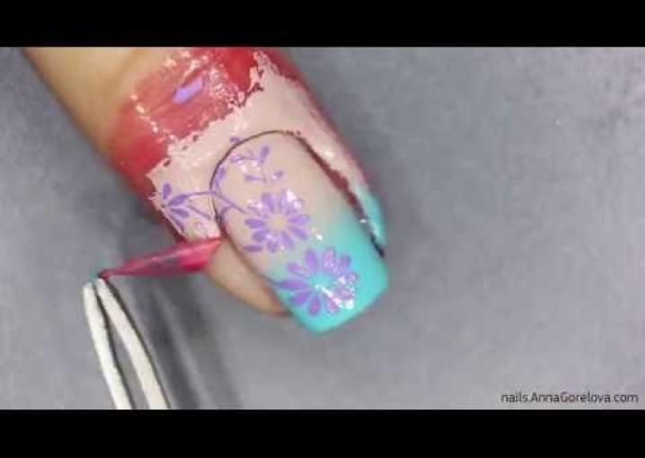 Gradient floral nail design with UV glitter / Цветочный градиентный маникюр с УФ-топом