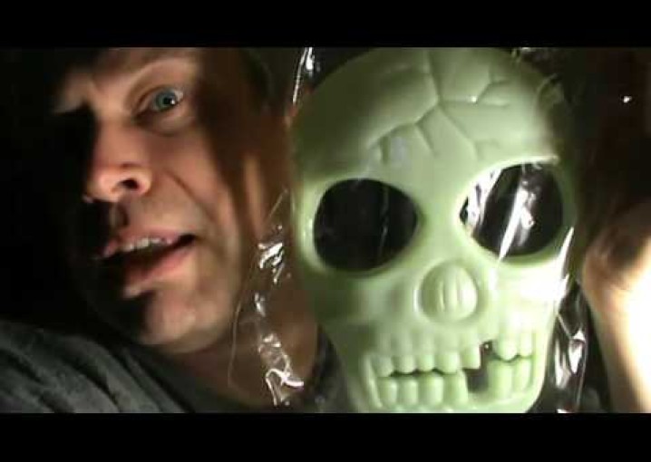 Хэллоуинская маска светящаяся которая светиться в темноте — Видео прикол про маску