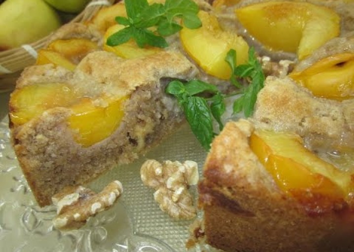 Рецепт- Сливовый пирог с орехами и мёдом